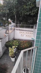 balkon z roślinami i płotem w obiekcie Apto 3qts na Praia do Forte em Cabo Frio w mieście Cabo Frio
