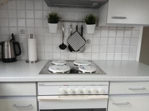a kitchen counter with a stove top oven at Ferienwohnung Schwalbennest in Niebüll