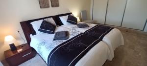 Katil atau katil-katil dalam bilik di Luxury apartment in central Almerimar with Free Secure Parking