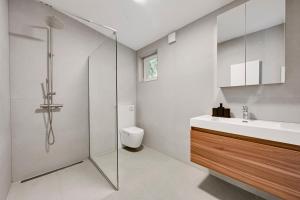 a bathroom with a shower and a sink and a toilet at Design Apartments Schloss Burg Solingen - BRIGHT Collection in Solingen