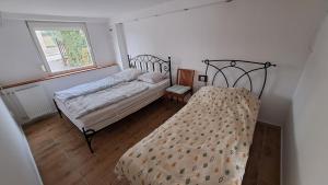 Ένα ή περισσότερα κρεβάτια σε δωμάτιο στο Rendezvény Vendégház Balatonfüred