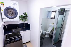 Un baño pequeño con lavabo e inodoro. en The Central Residence Suva, en Suva 24 fotos más