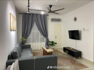 Μια τηλεόραση ή/και κέντρο ψυχαγωγίας στο HomeStay B' Aeon +3 φωτογραφίες