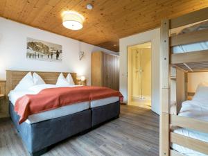 ザールバッハ・ヒンターグレムにあるLuxurious Apartment in Saalbach Hinterglemm with Terraceのベッドルーム1室(二段ベッド2台、階段付)