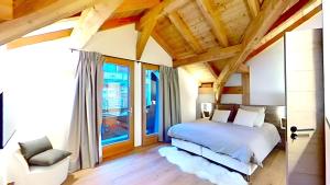una camera da letto con un letto e una grande finestra di CASA-Le Cherk Chalet 300m2 jacuzzi sauna Vars les Claux a Vars