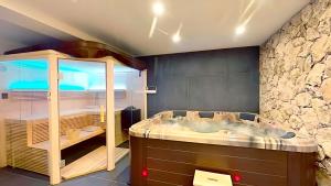 un bagno con una grande vasca in una stanza di CASA-Le Cherk Chalet 300m2 jacuzzi sauna Vars les Claux a Vars Altre 39 foto