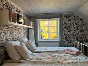 Un dormitorio con una cama y una ventana. en Solhem Terrassen, en Arvika