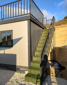 una scala che porta a una casa di Anastasi Tiny Homes a Kakopetria