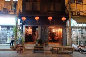 un gruppo di tavoli e sedie di fronte a un edificio di Stay On Sukhumvit Soi 11 BTS Nana a Bangkok