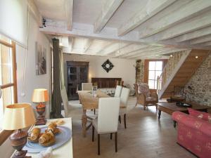 Gallery image of Lovely spacious cottage on a fine estate with a heated pool in Roussines