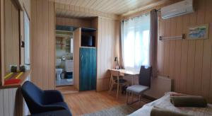 a room with a bedroom with a desk and a bathroom at Barbara Ház in Hévíz