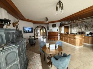 a kitchen and living room with a table and chairs at Hotel Sättele - Im Hegau, nahe Singen & Radolfzell am Bodensee in Steißlingen