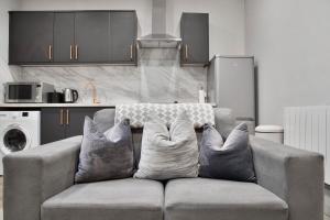 un canapé avec des oreillers dessus dans une cuisine dans l'établissement WhiskAwayHomes Shaw Street Apartment 1, à Worcester