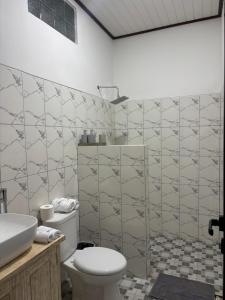 アメッドにあるThe Sundara Amedのトイレと洗面台付きのバスルーム