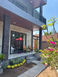 アメッドにあるThe Sundara Amedの花と植物のパティオ付きの家