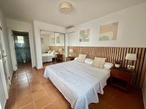 una camera da letto con un letto grande e un bagno di Casa Panorama a Illes Balears Altre 30 foto