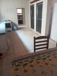 a room with a bed and a room with a kitchen at Hospedagem e Pousada Cachoeira Paulista in Cachoeira Paulista