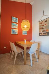 een eetkamer met een houten tafel en witte stoelen bij Saturno 1 Sea Views Los Alamos in Torremolinos