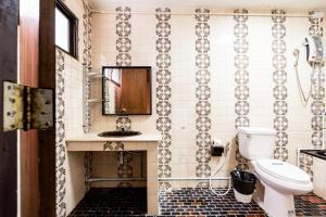 un bagno con un water e un lavandino di Stay On Sukhumvit Soi 11 BTS Nana a Bangkok Altre 71 foto