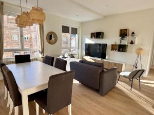 TV a/nebo společenská místnost v ubytování Espacios Blanco Santiago