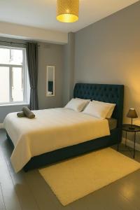 En eller flere senge i et værelse på 2 Bedroom Apt Pearse Street, Walking Distance to Dublin City Centre