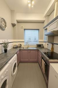 Køkken eller tekøkken på 2 Bedroom Apt Pearse Street, Walking Distance to Dublin City Centre