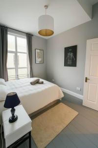 En eller flere senge i et værelse på 2 Bedroom Apt Pearse Street, Walking Distance to Dublin City Centre