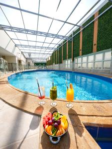 ジッダにあるCasa Diora Hotel Al Naseemのプールの前のテーブルに置いたフルーツボウル
