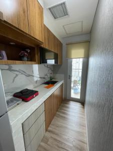 eine Küche mit einer Theke mit einer roten Tasche darauf in der Unterkunft The Urban Loft Podomoro City Medan in Medan