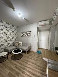 ein Wohnzimmer mit Sofa und Tisch in der Unterkunft The Urban Loft Podomoro City Medan in Medan