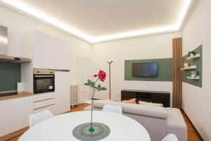 Una sala de estar con una mesa blanca y un sofá. en Monti 29 - Corso Sempione Milano, en Milán
