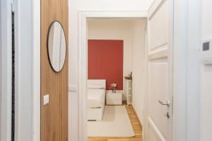 pasillo con espejo y cama en la habitación en Monti 29 - Corso Sempione Milano, en Milán 16 fotos más