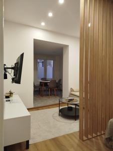 un salon avec une cuisine et une salle à manger dans l'établissement Grujo Apartment, à Belgrade 2 autres photos
