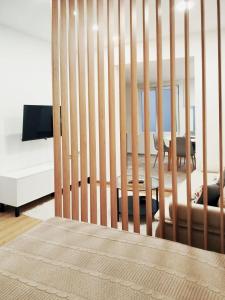 une chambre avec un berceau, un canapé et une télévision dans l'établissement Grujo Apartment, à Belgrade
