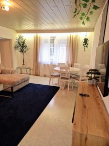 a living room with a couch and a table at Family Suite del Pueblo in Weiden