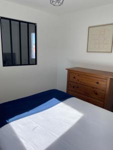 a bedroom with a bed and a dresser and a mirror at Montpellier - Corum - Louis Blanc in Montpellier