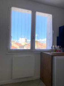 two windows in a room with a counter in front at Montpellier - Corum - Louis Blanc in Montpellier