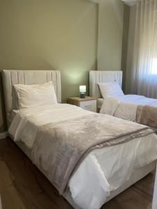 Postel nebo postele na pokoji v ubytování Spacious apartment with balcony + 2 fotografie