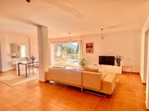 un soggiorno con un divano e una televisione di Casa Panorama a Illes Balears