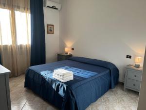 Un pat sau paturi într-o cameră la Villa Sarcapos Castiadas