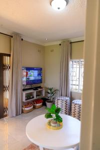 TV a/nebo společenská místnost v ubytování Familee Greenspace