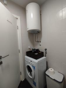 KaraburmaにあるApartman Natasaの小さなバスルーム(洗濯機、乾燥機付)