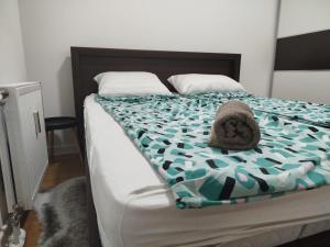 KaraburmaにあるApartman Natasaのベッド(掛け布団、タオル付)