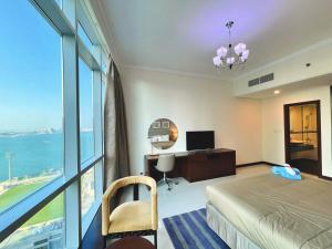 ein Schlafzimmer mit Bett und Blick auf das Meer in der Unterkunft Modern comfort in a compact spacious studio one or two bedroom retreats in Manama + 235 Fotos