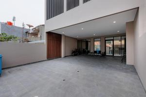 un patio vacío de una casa con un edificio en Urbanview Syariah Hotel Senen Jakarta, en Yakarta