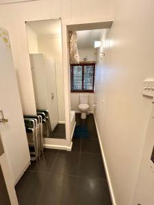 bagno con servizi igienici e specchio di Nestled on Tower Hill's edge, with stunning views! a Koroit