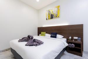 Un dormitorio con dos camas con sábanas blancas. en Urbanview Syariah Hotel Senen Jakarta, en Yakarta 34 fotos más