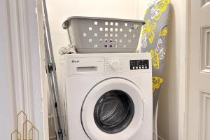 a washing machine with a basket on top of it at Le Baron du Marais - Élégant et central in Roanne