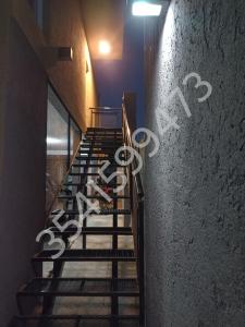 een trap met graffiti aan de zijkant van een muur bij sol y brisa in La Porteña