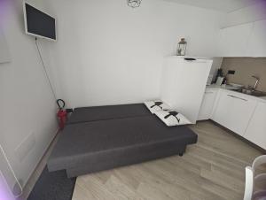 a small room with a bed in the middle of it at Relax Mountain Apartments in Isolaccia